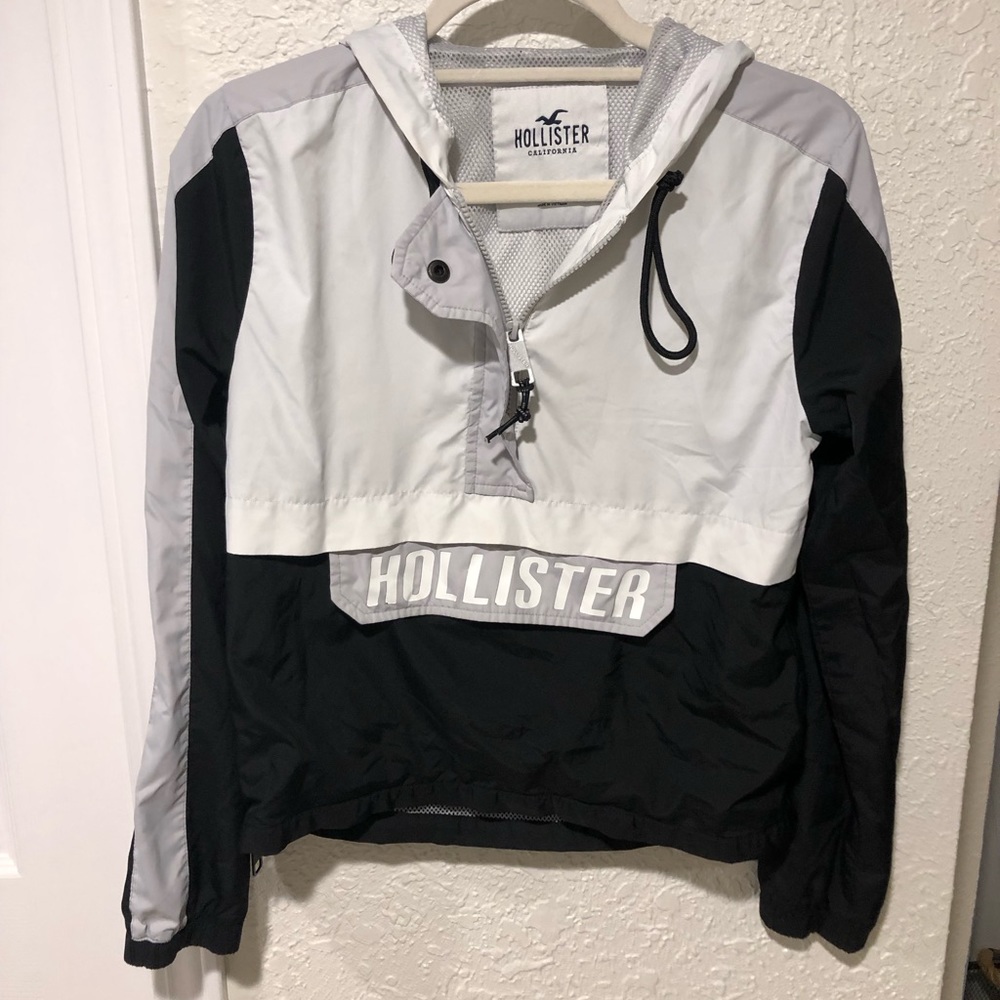 Hollister women’s size xs 1/2 zip windbreaker with hood and large front pocket.